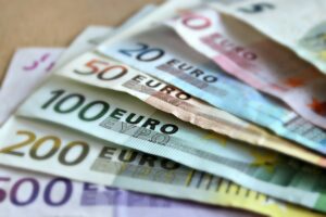 Schweizer Unternehmen erwarten für 2022 einen leicht stärkeren Euro und einen stabilen US-Dollar