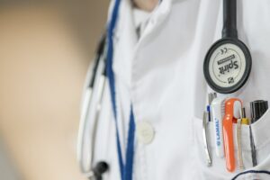 Studie zeigt: 70 Prozent der Deutschen fordern bessere Bezahlung für Pflegekräfte