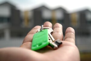 Polarisierung am Wohnungsmarkt: Teurer Ballungsraum oder günstigere Mittelstadt? Die Entscheidung fürs Wohnen bestimmt das Lebensumfeld